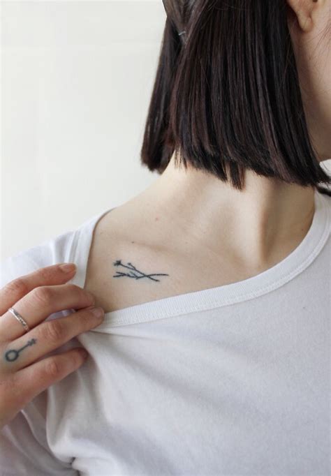 tatuajes pequeños clavicula|20+ Creativos e impactantes tatuajes en la clavícula